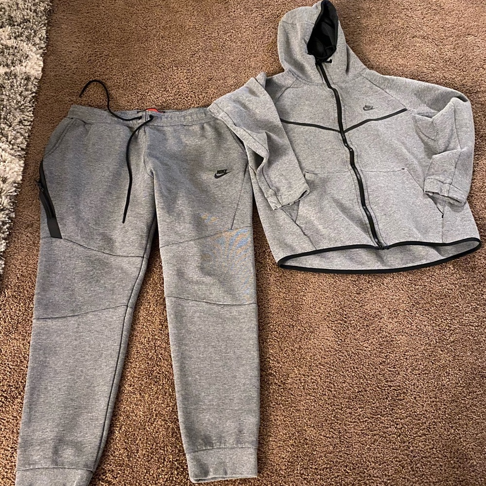 Nike Tech sweatsuit!!